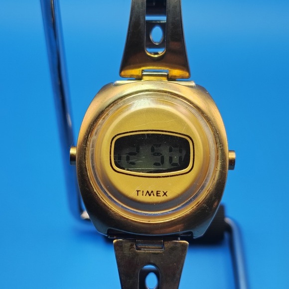 Vintage 1984 Timex 30mm Women's Quartz Digital Watch Retro Style GOLD Tone - Picture 1 of 10